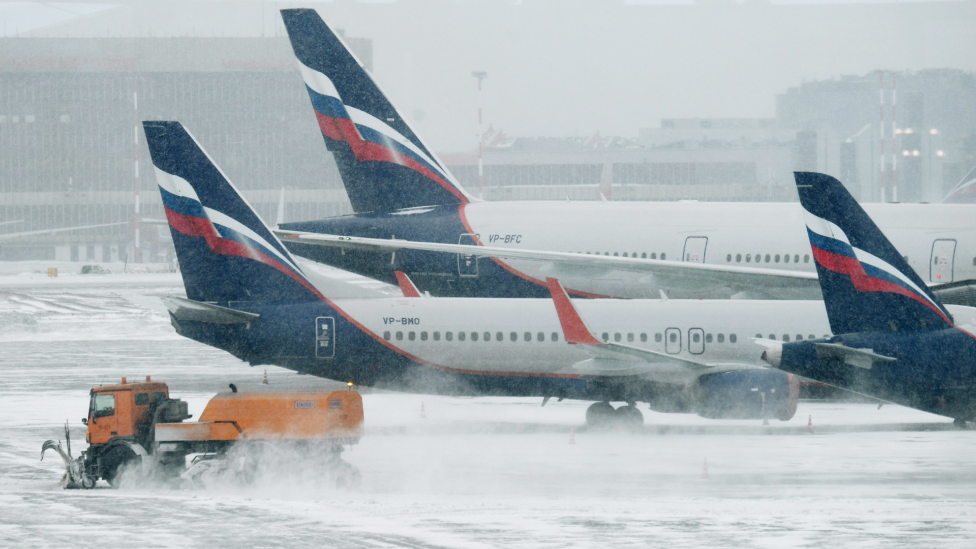 В аэропортах Москвы задержали и отменили более 60 рейсов